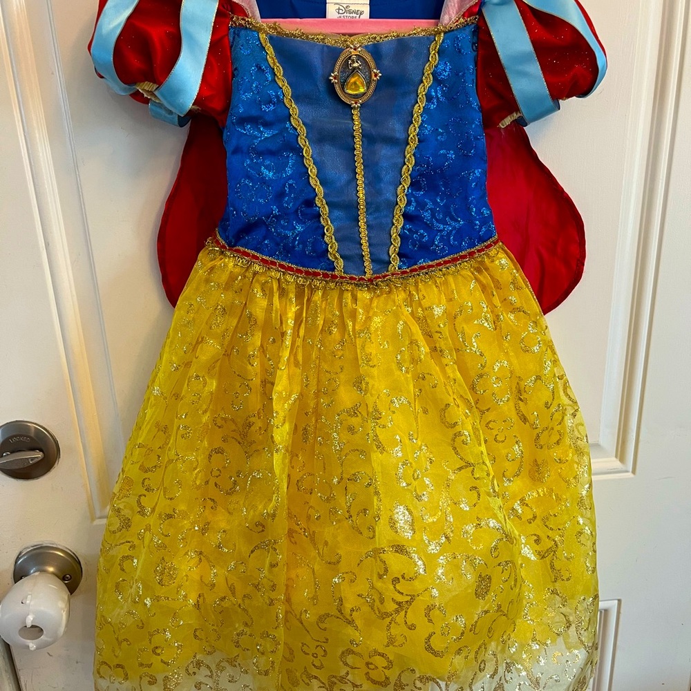 Beautiful Authentic Disney store deluxe Snow White dress size 2/3